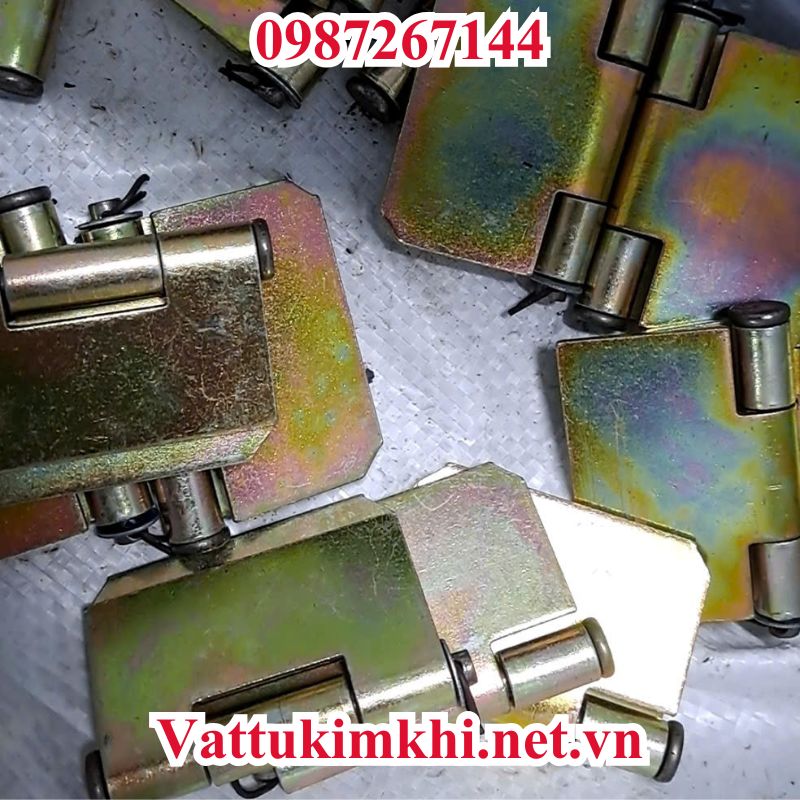 Bản lề ô tô