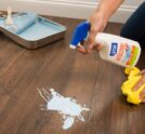 cách tẩy sơn tường dính trên sàn nhà