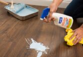cách tẩy sơn tường dính trên sàn nhà